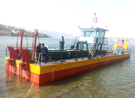 绞吸式抽沙船